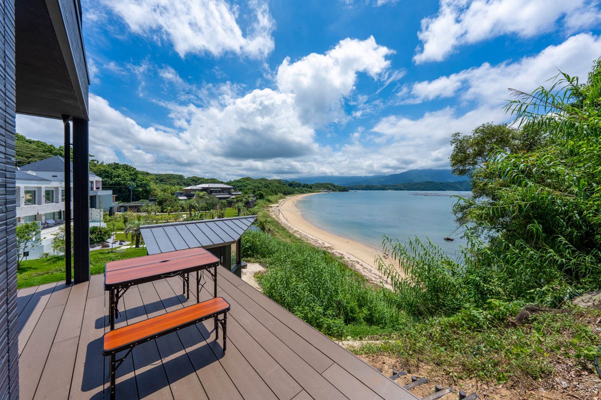 COCO VILLA 糸島 — 糸島市志摩久家 · 高台のウッドデッキから見下ろす船越湾と砂浜