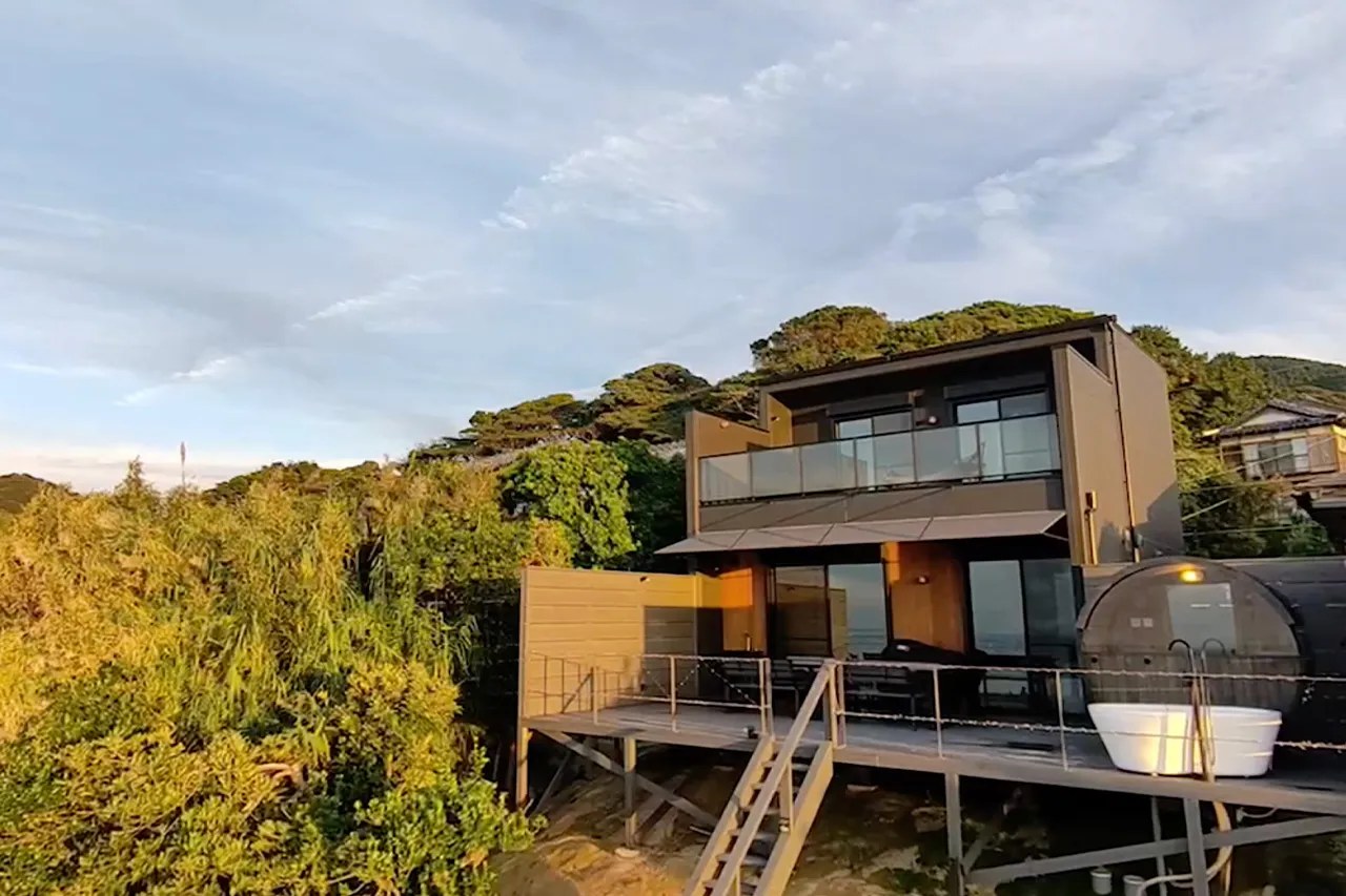 CODE ROOMS ITOSHIMA — 糸島市二丈鹿家 · 鹿家の浜に面した2階建てヴィラとテラスのバレルサウナ