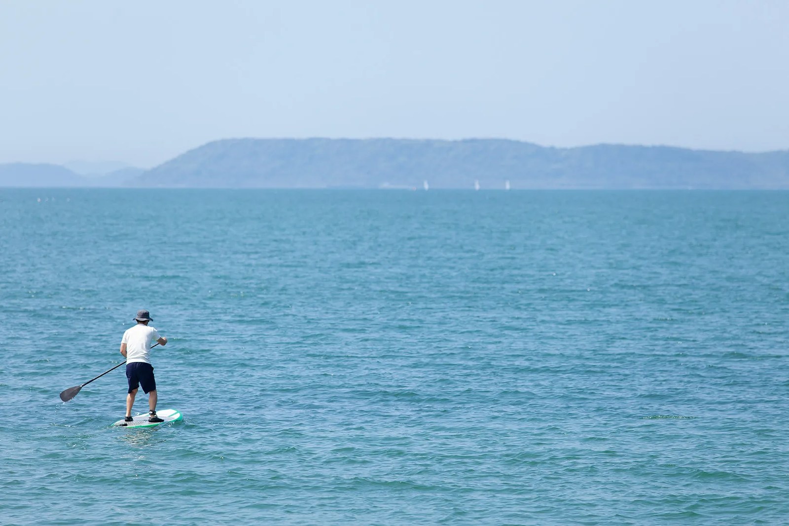 CODE ROOMS ITOSHIMA — 糸島市二丈鹿家 · テラス前に広がる唐津湾の海面