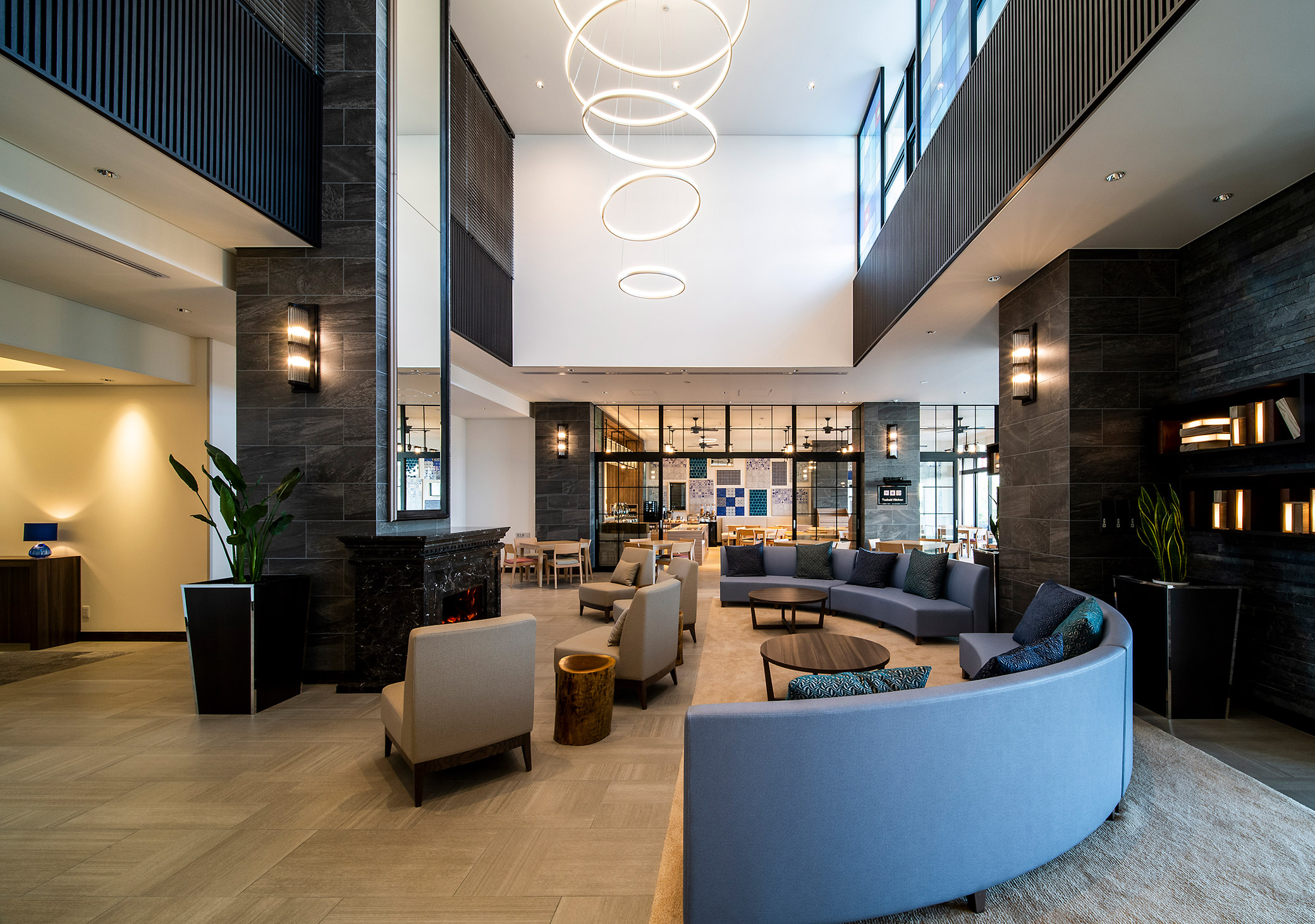 GOTO TSUBAKI HOTEL — 五島市栄町 · 吹き抜けのロビーラウンジと1階のイタリアンレストラン