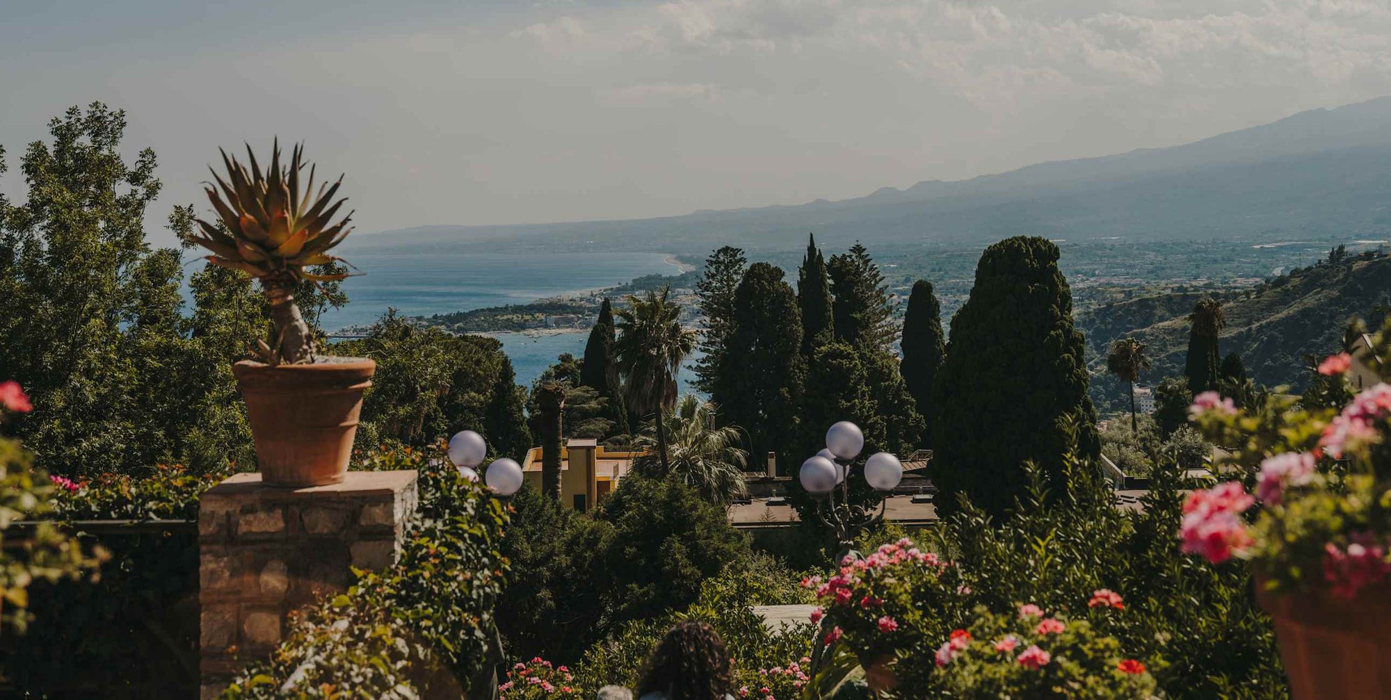Grand Hotel Timeo, A Belmond Hotel — シチリア・タオルミーナ · 古代劇場の隣、庭のテラスからナクソス湾とエトナ山の裾野を望む