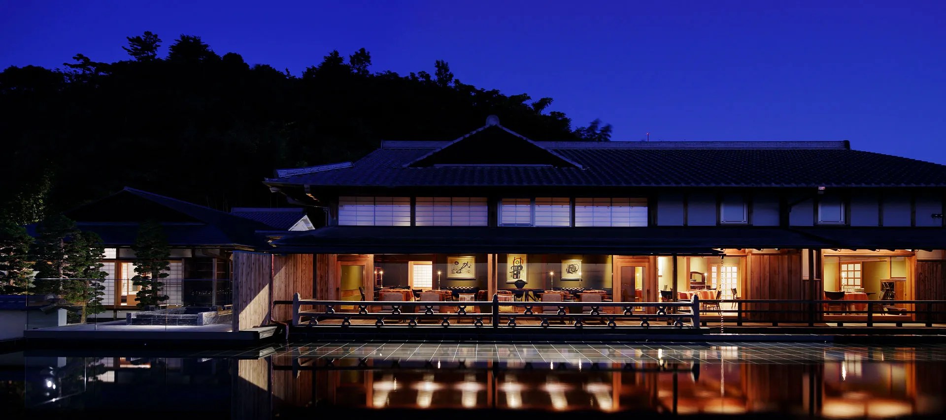 THE HIRAMATSU HOTELS & RESORTS 熱海 — 熱海市熱海 · 水盤に映る数寄屋造りの建物の夕景