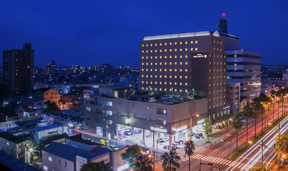ホテルJALシティ宮崎 — 宮崎市橘通西 · ヤシ並木の橘通りに面した地上12階建ての夜の外観