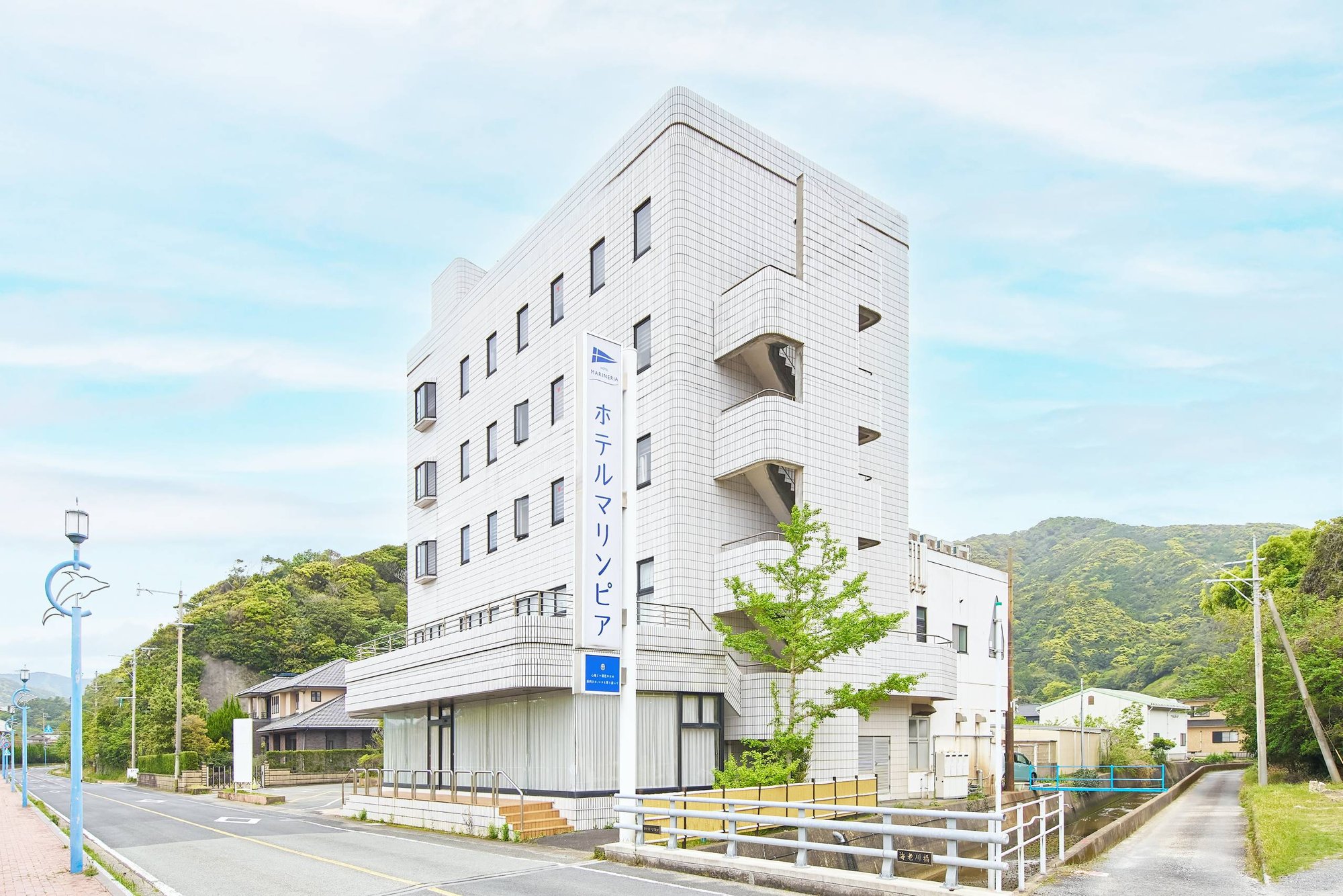 ホテル マリンピア — 新上五島町有川郷 · 有川港から車5分、2022年に客室を改装した上五島の白い建物