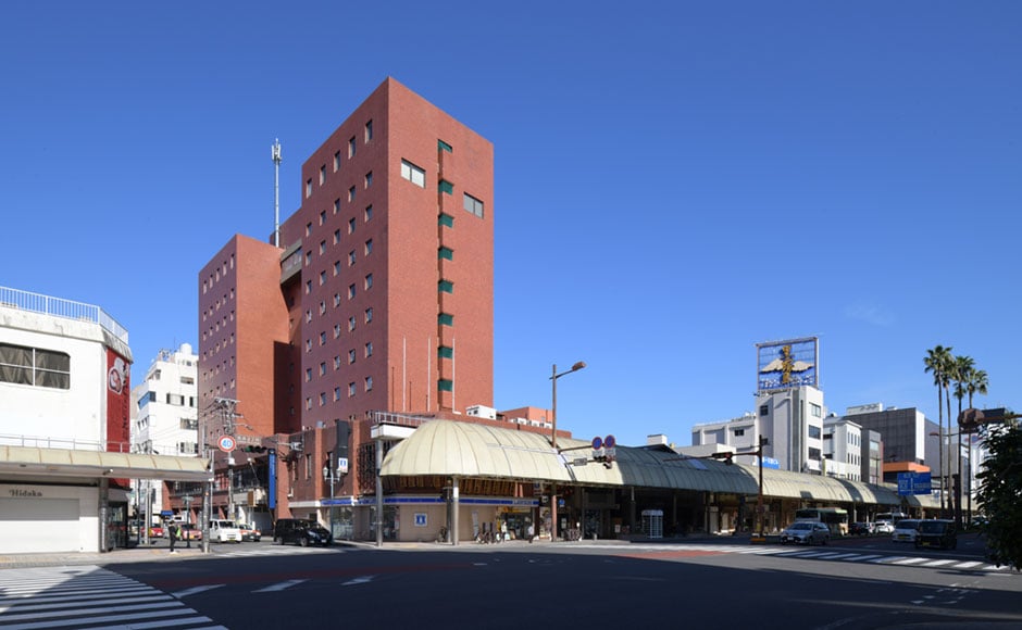 ホテルマイステイズ宮崎 — 宮崎市橘通西 · 繁華街ニシタチの角に建つ赤褐色のタイル張りの外観