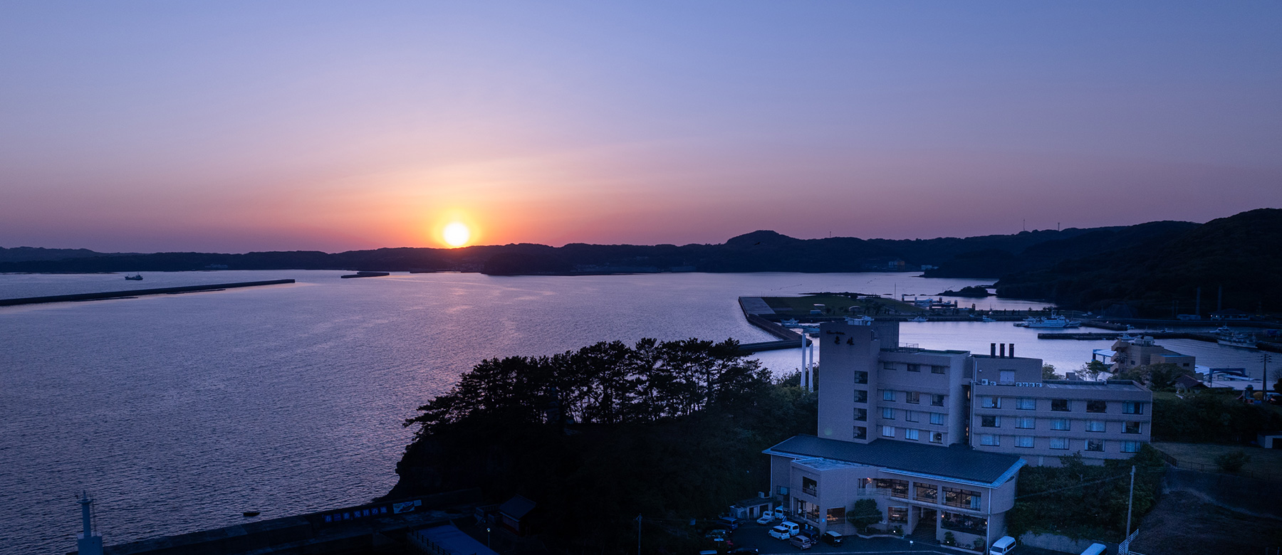 ビューホテル壱岐 — 壱岐市郷ノ浦町 · 公式サイトに掲載された夕暮れの入り江の眺め