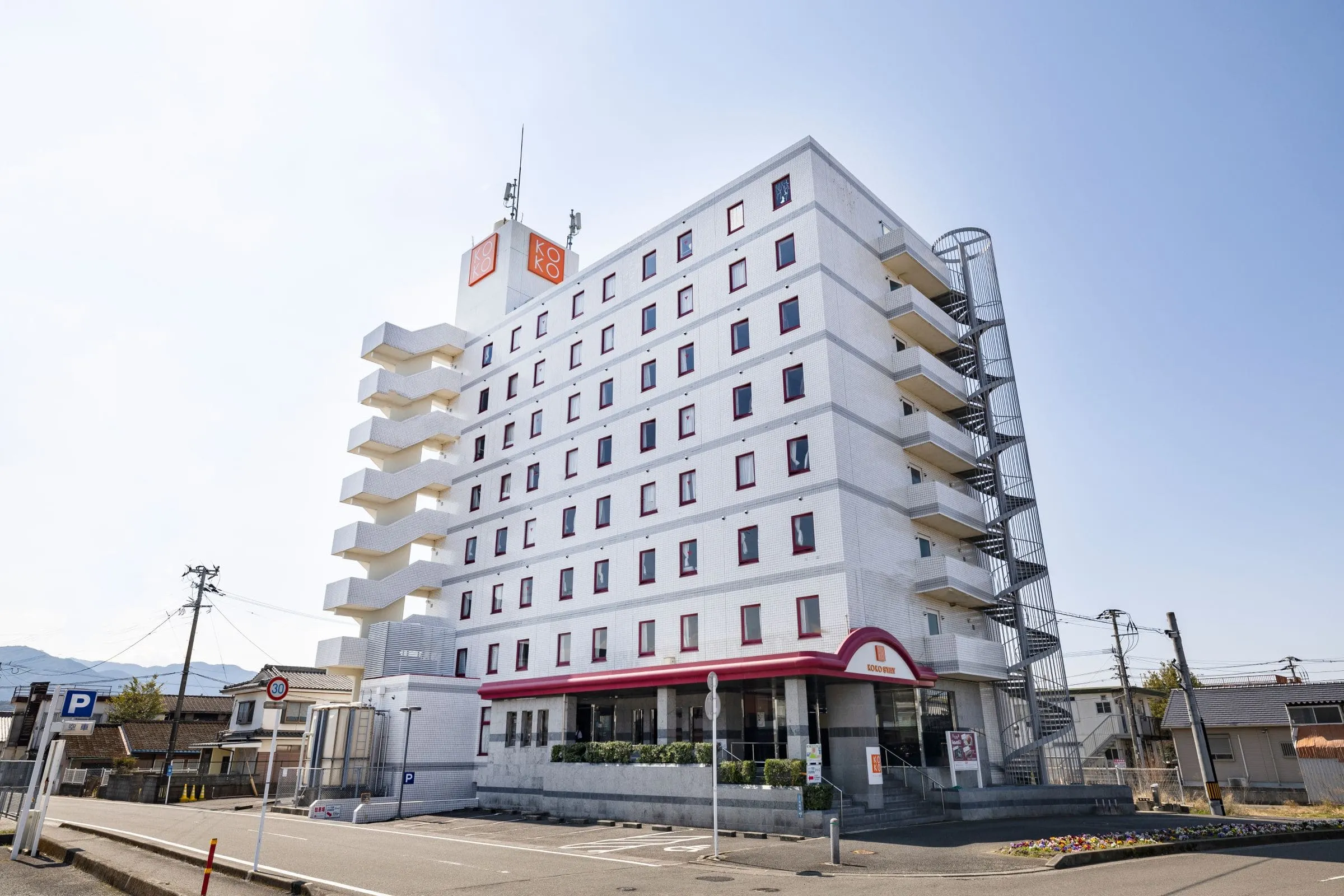 KOKO STAY 出水 — 鹿児島県出水市 · 九州新幹線出水駅西口から徒歩1分、全108室の白い外観