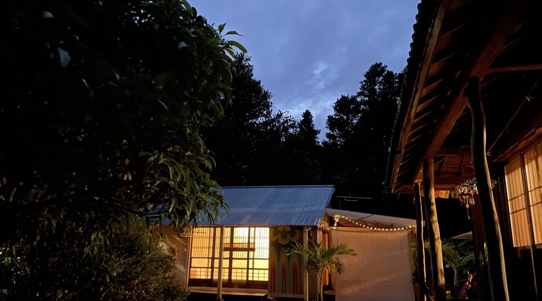 ゲストハウスkoshikakeハナレ — 久米島・真謝集落 · 古民家の庭に建つウッドデッキ付きの小さな離れ