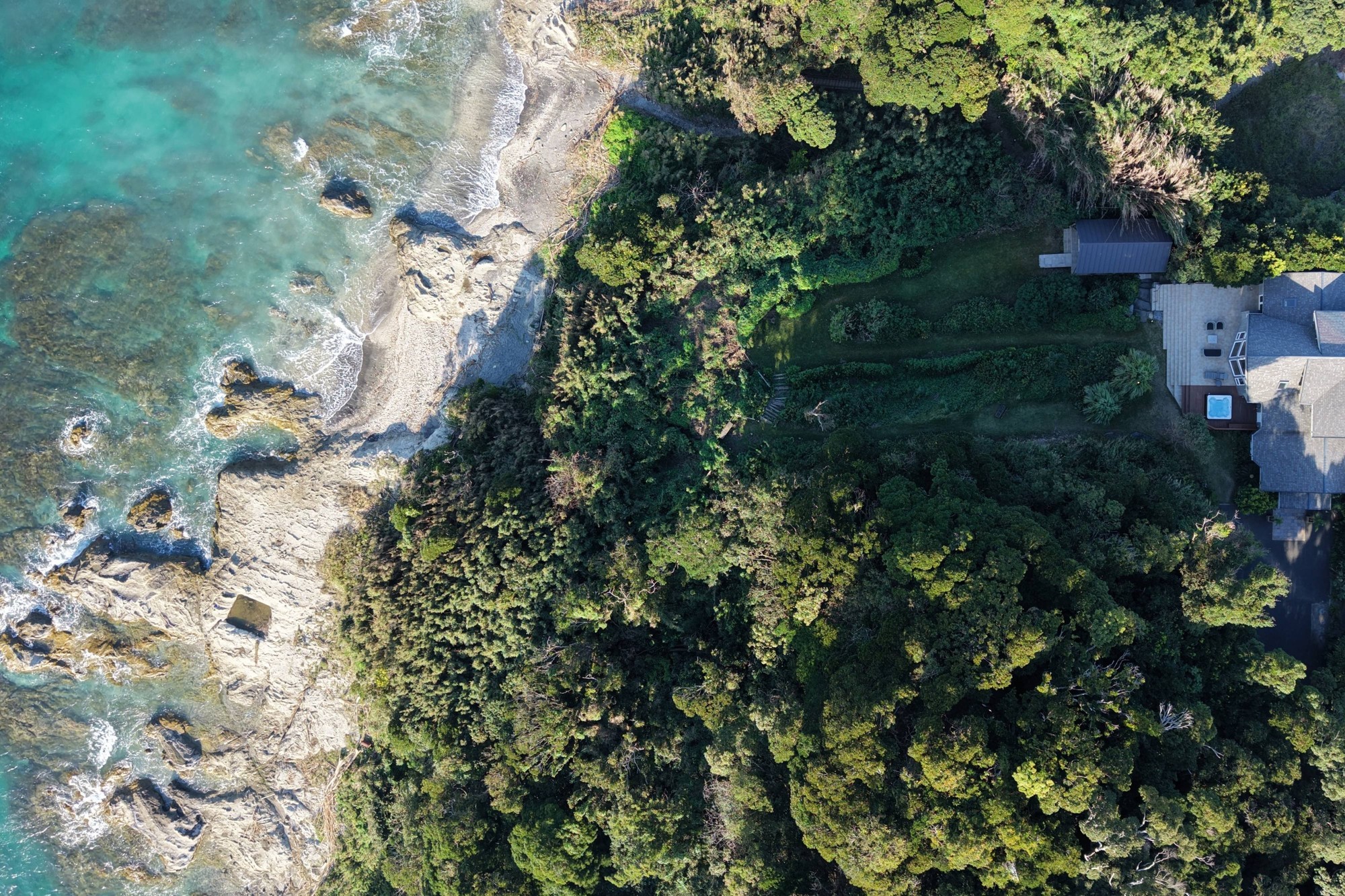 Monterey House Point Pinos — 館山市波左間 · 上空から見た西岬北岸の磯と、木立のなかの棟