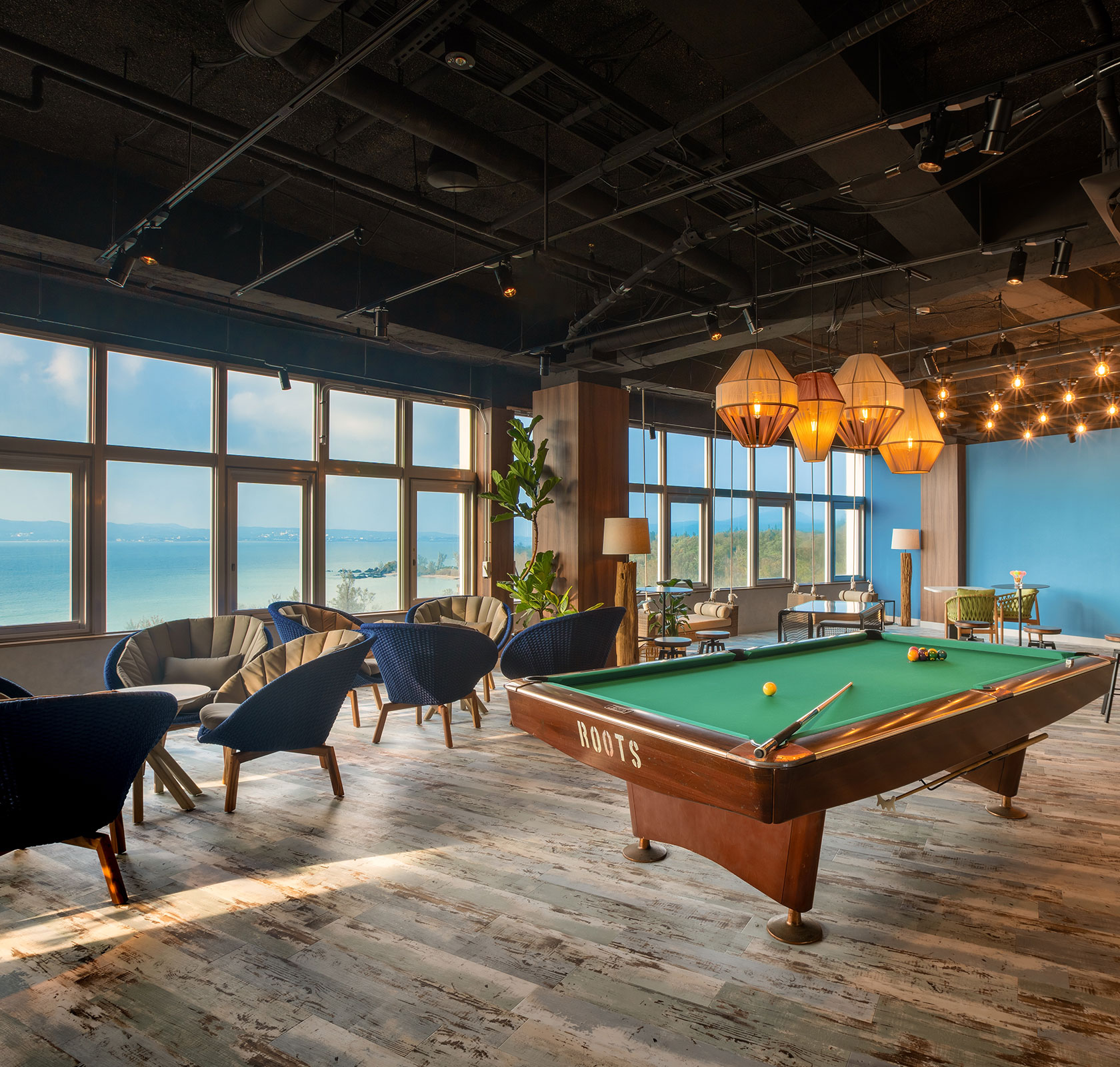 TWIN-LINE HOTEL YANBARU OKINAWA JAPAN — 名護市幸喜 · 海を望む窓辺のラウンジとビリヤード台
