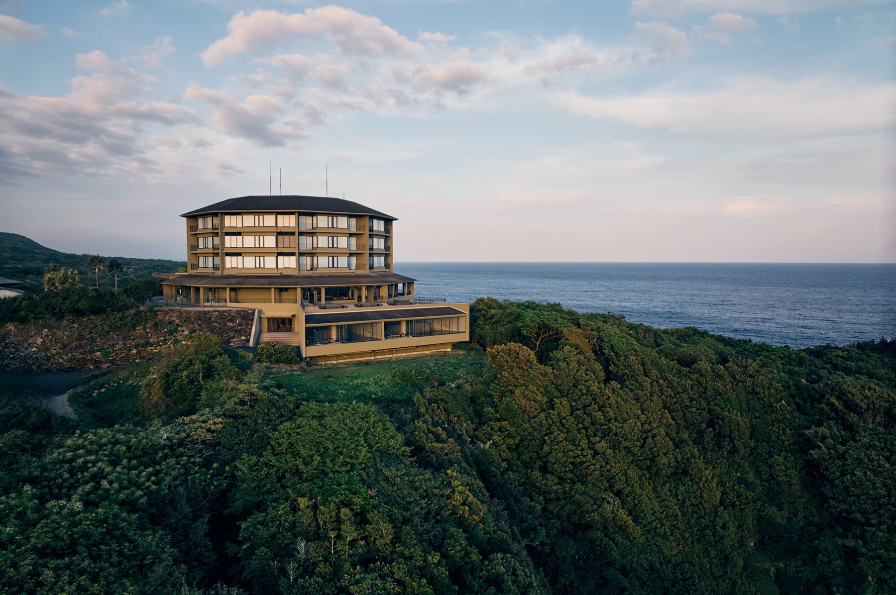 samana hotel Yakushima — 屋久島町尾之間 · 海に面した高台に建つ5階建て・全43室のホテル外観