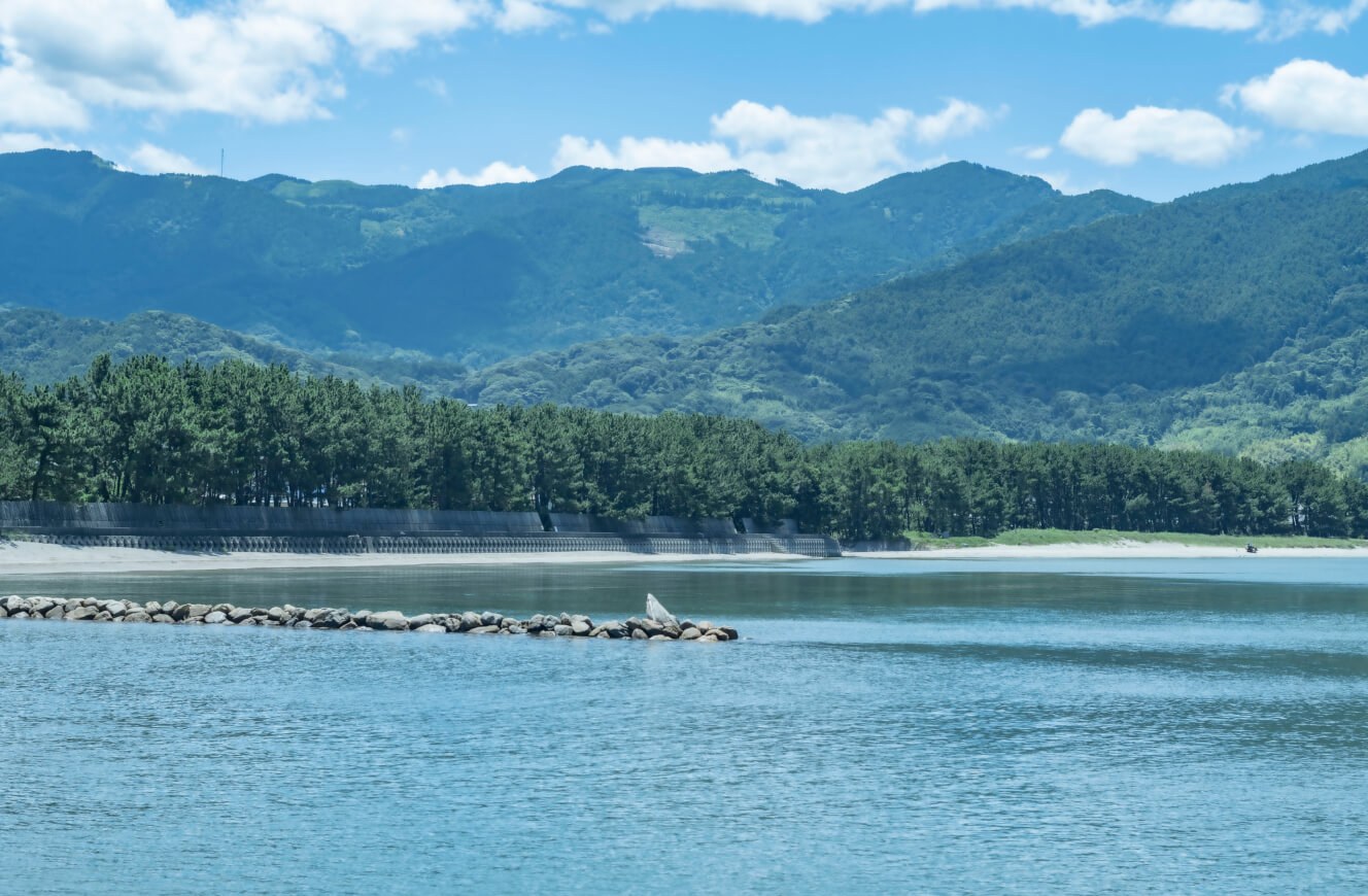 SAND — 糸島市二丈福井 · ヴィラ前の浜から望む唐津湾と背後の山並み