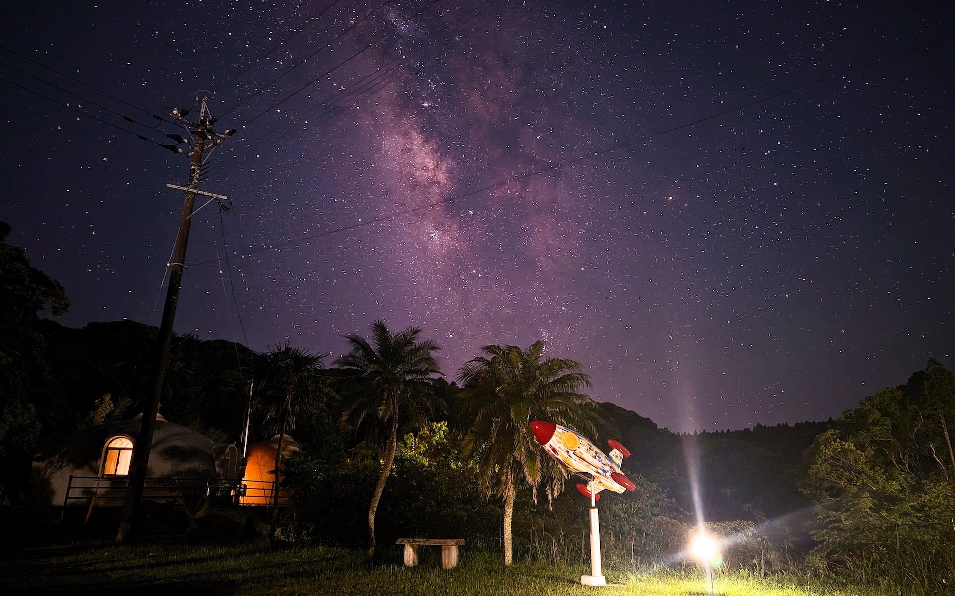 星流峡 — 西之表市 · 森の谷に建つ2棟のドームハウスと、その上に広がる夜空の天の川