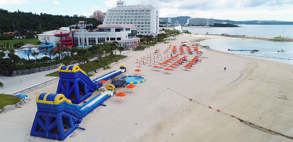 シェラトン沖縄サンマリーナリゾート — 沖縄県恩納村冨着 · サンマリーナビーチと海辺に建つ客室棟