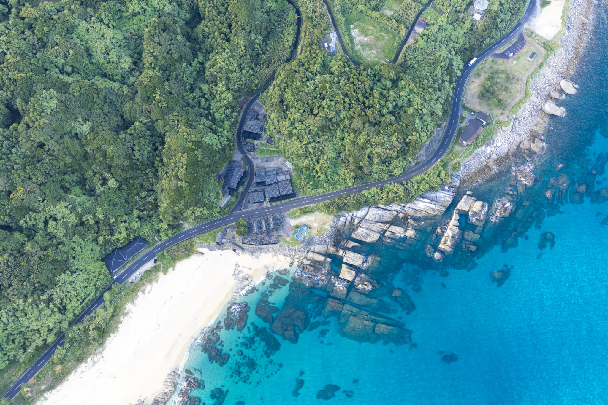 送陽邸 — 屋久島町永田 · 照葉樹林と白砂のいなか浜、岩礁に挟まれた古民家群を真上から捉えた空撮