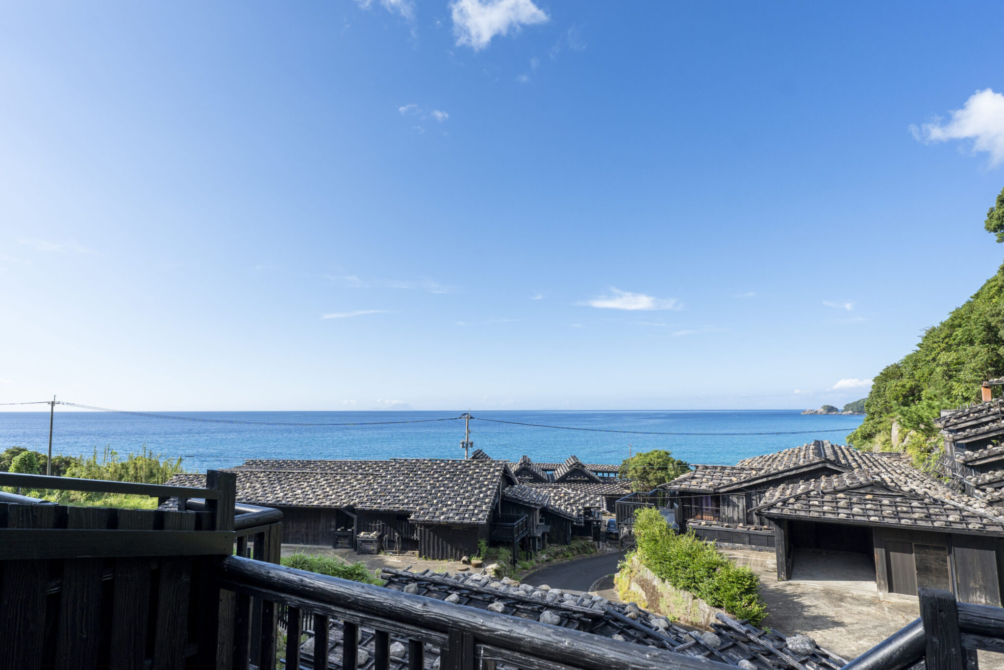 屋久島・永田いなか浜、森と海が同時に届く一軒——西部林道の入口で灯りを戻した移築古民家の8室、送陽邸を1軒で読む