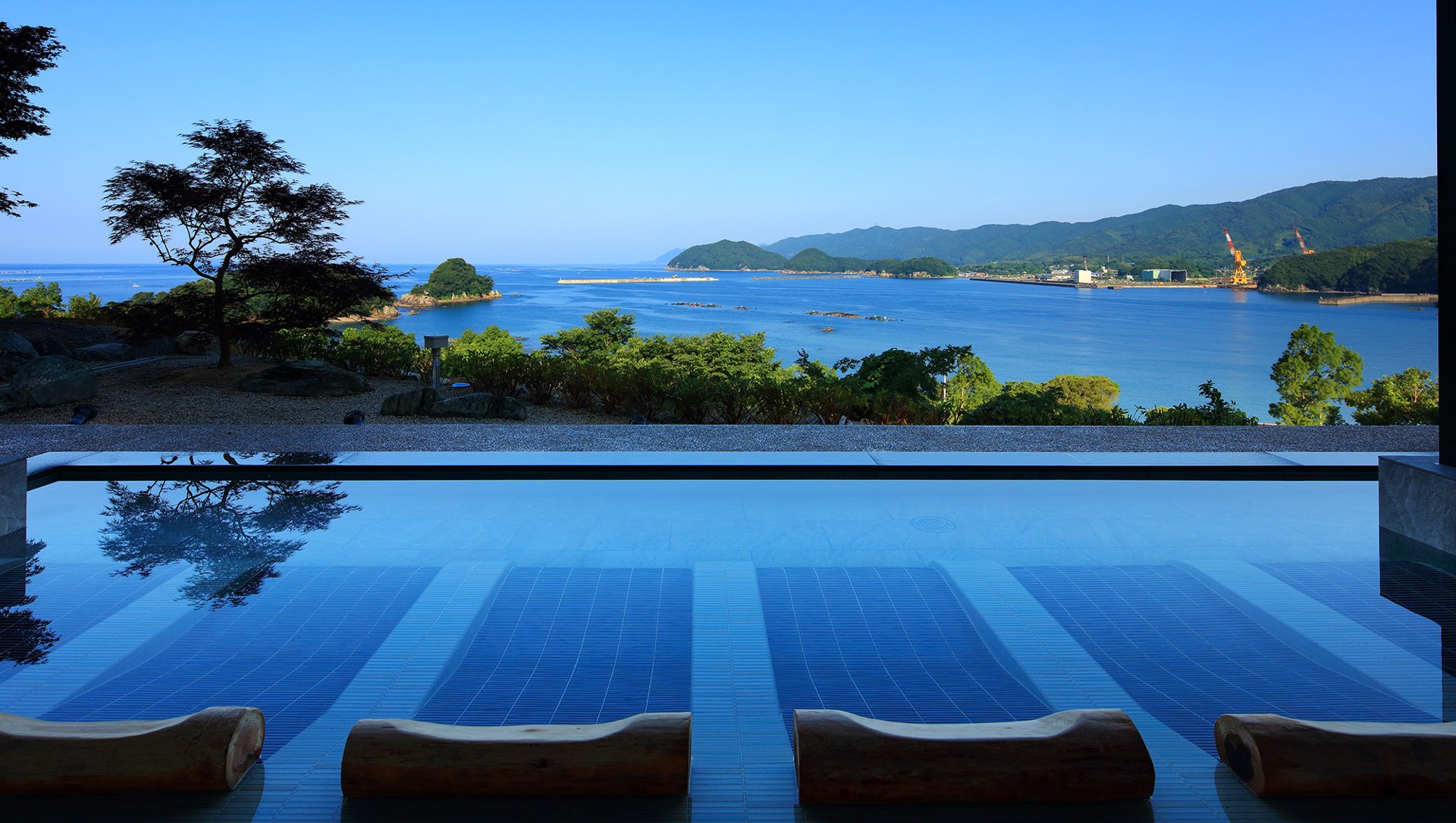 宿毛リゾート 椰子の湯 — 高知県宿毛市・大島 · 宿毛湾と島影を見下ろす御影石の棚田状露天風呂