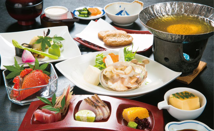 屋久島観光旅館 田代別館 — 屋久島・宮之浦 · 宮之浦川沿いの旅館が出す会席料理の膳