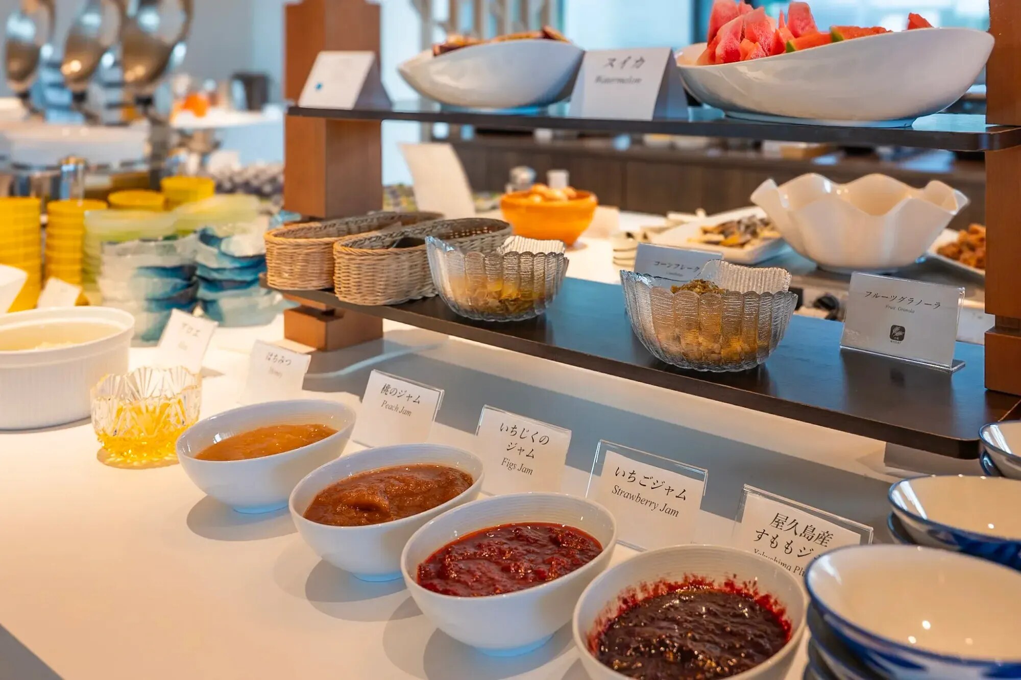 THE HOTEL YAKUSHIMA OCEAN & FOREST — 屋久島・宮之浦 · 朝食ビュッフェのジャムとフルーツの台、屋久島産すももジャムも並ぶ
