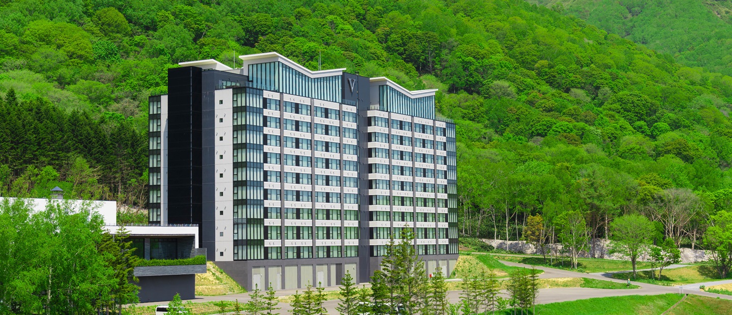 The Vale Rusutsu — 留寿都村 · 新緑の山裾に建つ2020年開業のコンドミニアム型ホテル