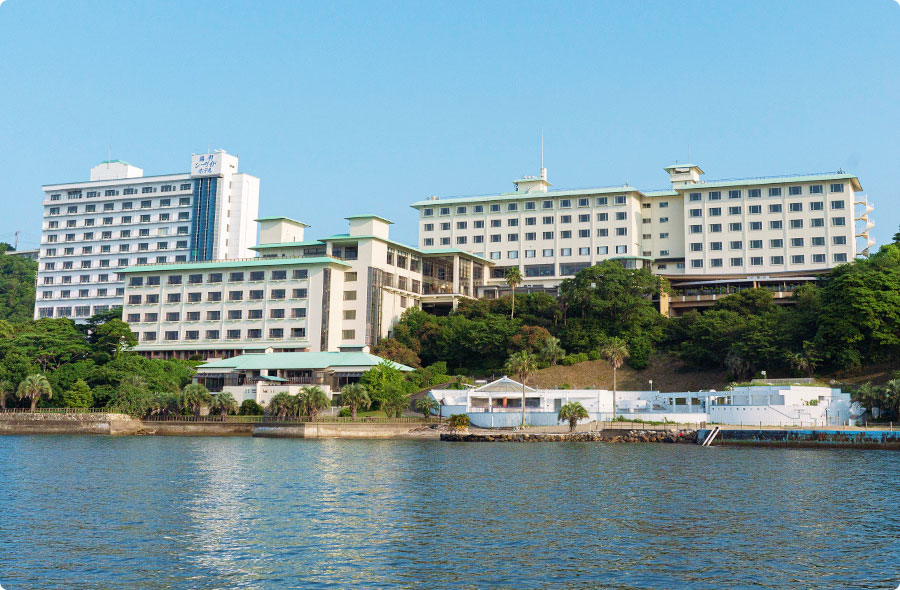 鳥羽シーサイドホテル — 鳥羽市安楽島町 · 鳥羽湾の水際に建つ全206室の温泉リゾートの外観