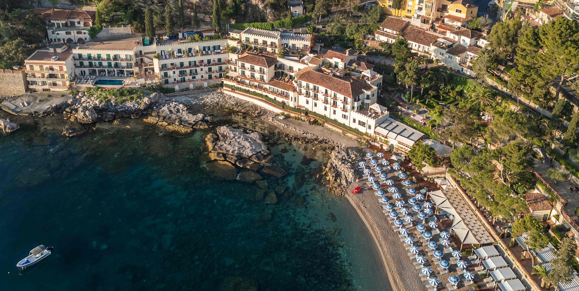 Villa Sant’Andrea, A Belmond Hotel — シチリア・タオルミーナ・マーレ · マッツァーロ湾の専用ビーチと白い館を上空から望む