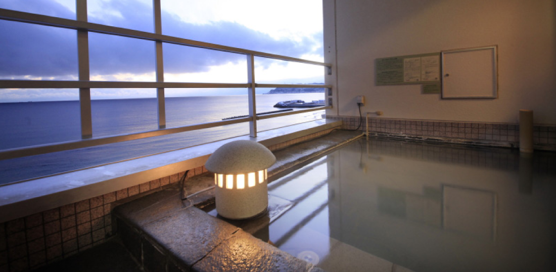 湯の川プリンスホテル渚亭 — 函館市湯川町 · 大浴場の窓、津軽海峡の水平線を望む内湯