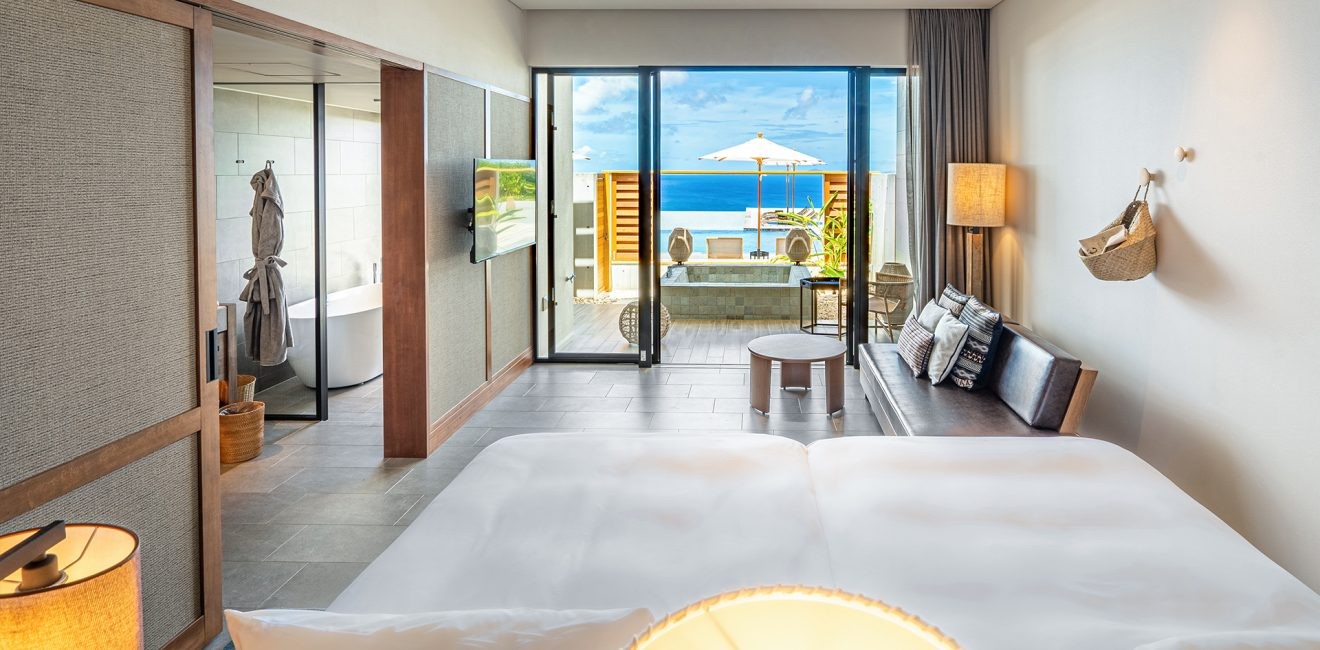 One Suite THE GRAND — 今帰仁村古宇利島 · テラスの先に海を望むプレミアオーシャンビューの客室